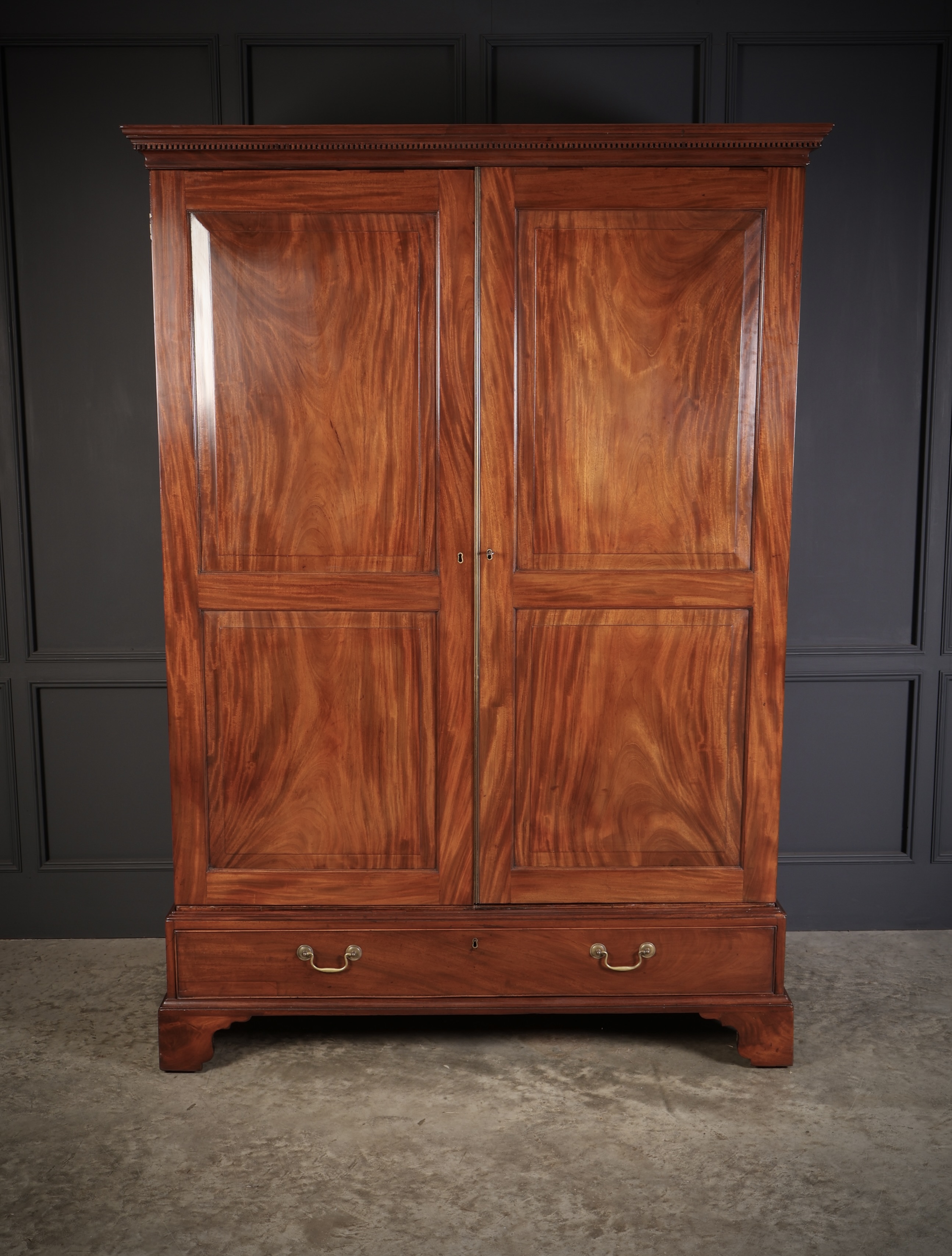 Large Georgian Mahogany Wardrobe - Image 3